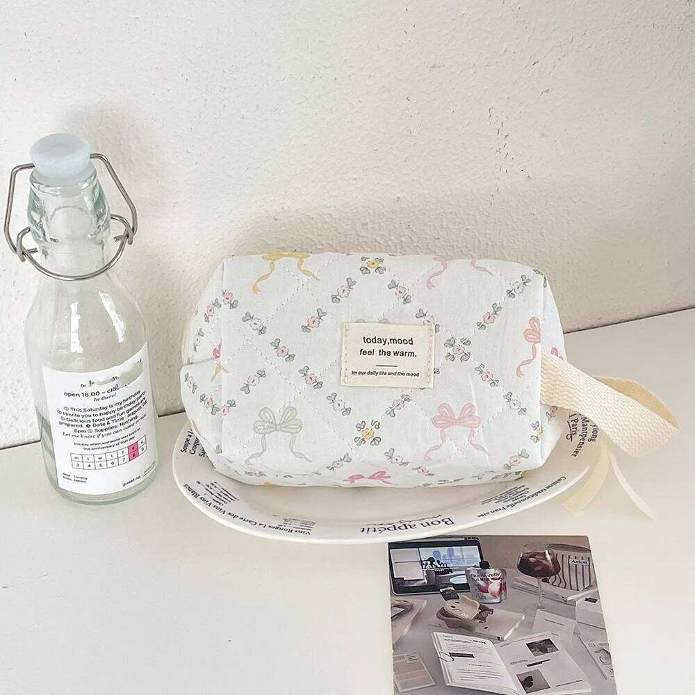 Wholesale Cute Bowknot Quilted Tote Large Capacity Toiletry Makeup Cosmetic Storage Pouch Ladies Flower Zipper Clutch Bag Y260206