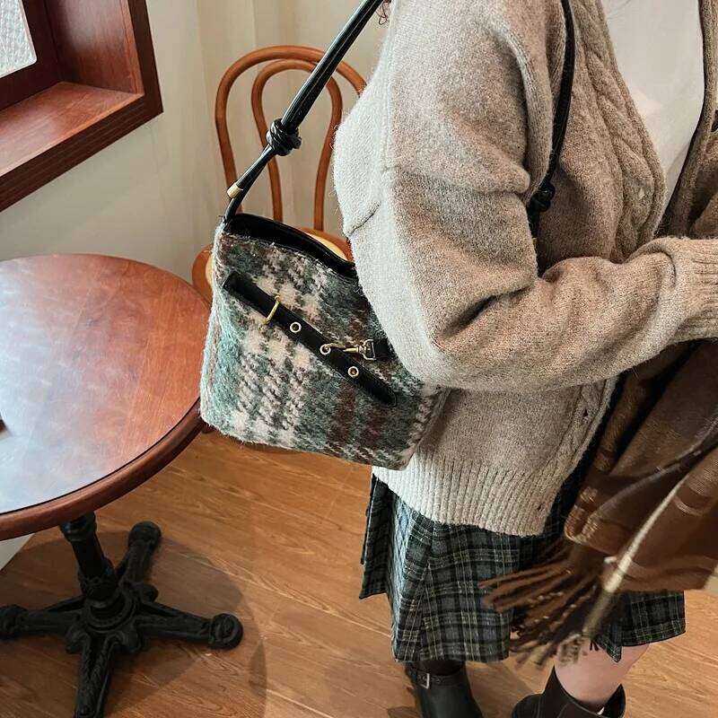 Autumn Belt Design Retro Plaid Women Woolen Shoulder Bags Simple Versatile Ladies Pu Crossbody Bag Casual Female Bucket Handbags Y260205