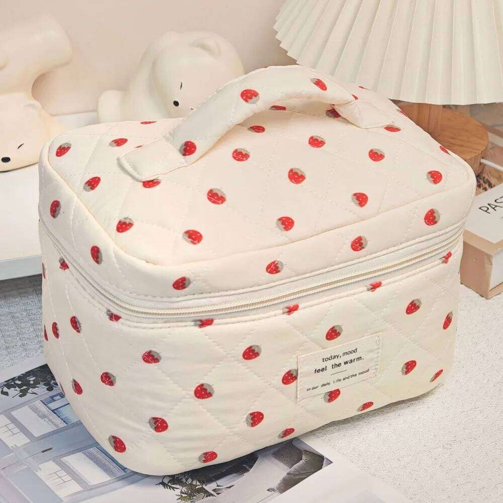 Large Capacity Women Strawberry Makeup Storage Fashion Ladies Quilting Pouch Handbag Portable Tote Cosmetic Zipper Bag Y260206