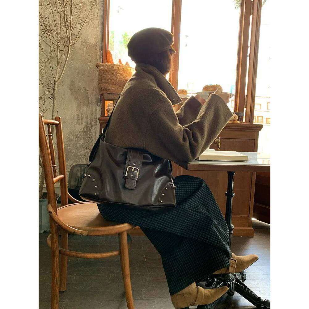 2025 New Black Riveted Underarm Retro PU Texture Commuter Tote Women's Lazy Style Large Capacity Shoulder Cross-Body Bag Y260205