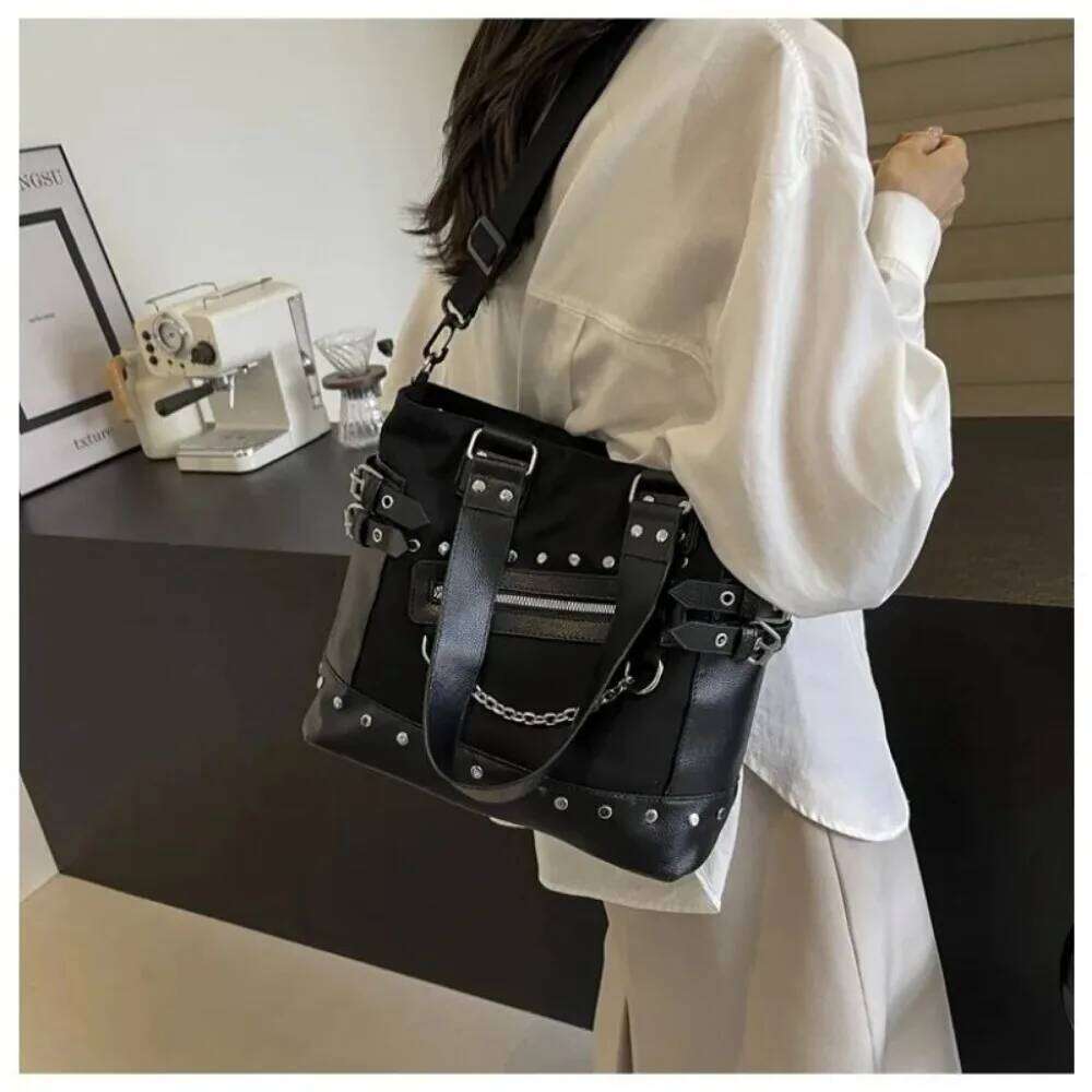 Spicy Girl Punk Rivet Motorcycle Crossbody Bag Niche Fashion High-end Large Capacity Single Shoulder Handbag Y260205