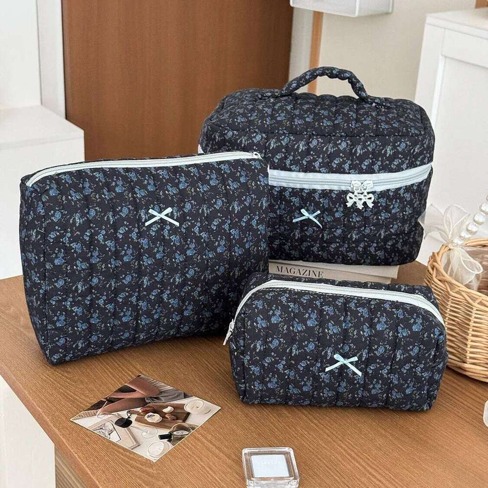 Black White Personality Women Makeup Large Capacity Blue Flower Cosmetic Storage Pouch Handbag Ladies Toiletry Zipper Bag Y260206