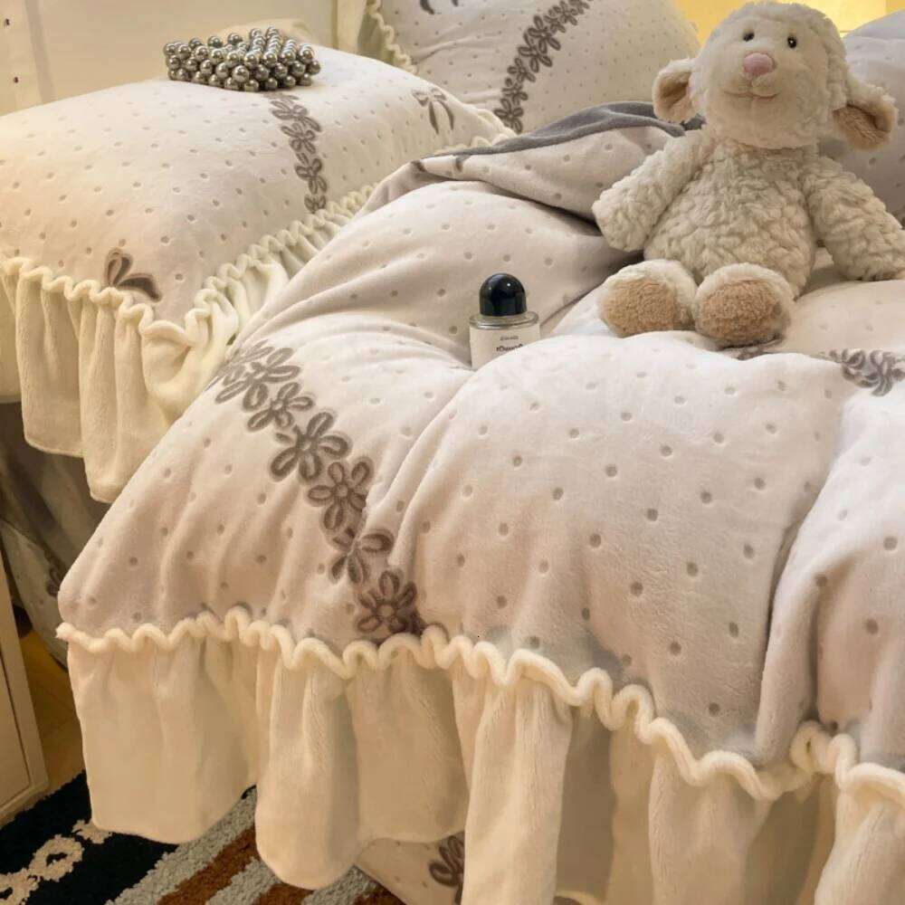 Light Luxury Carved Milk Velvet Bedding Thicken Winter Comforter Duvet Cover Bed Sheet Pillowcase Home Decor Four-Piece Set XJ260206