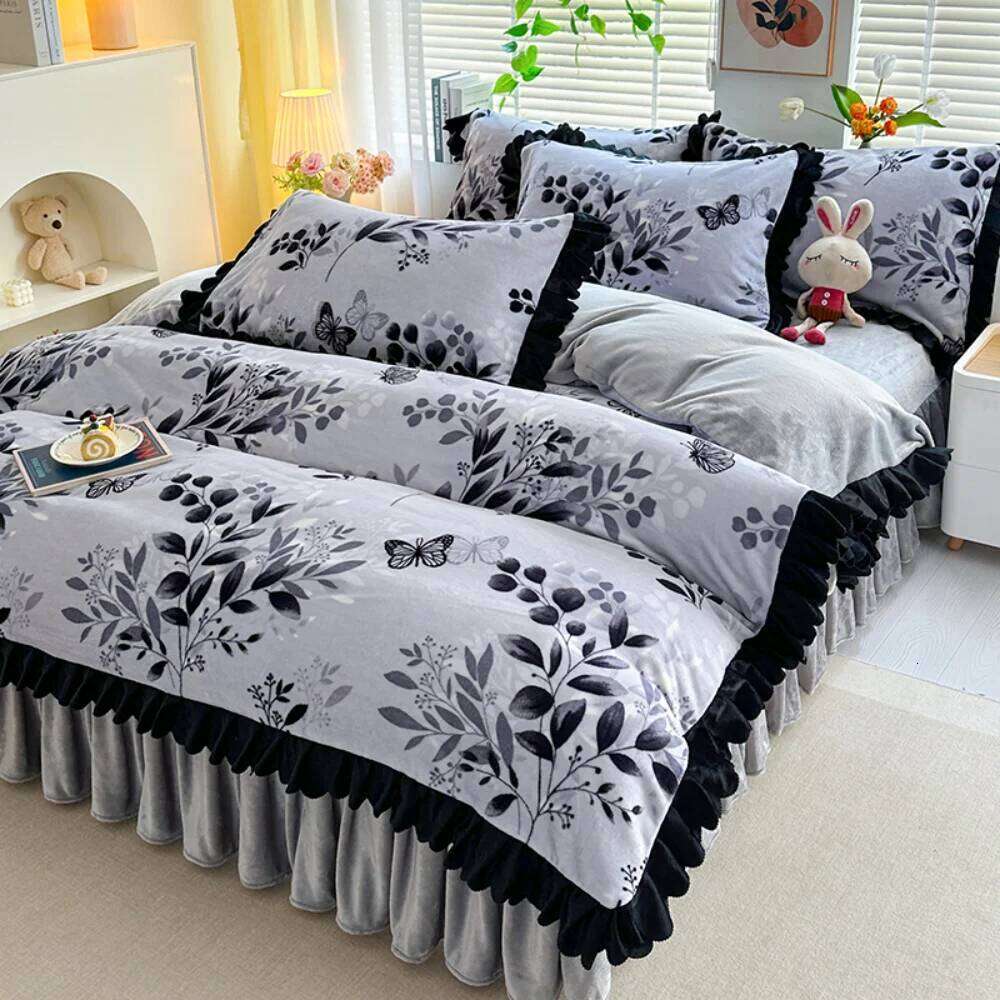 Double-Sided Milk Printed Four-Piece Thickened Winter Warm Bedding Set Carved Velvet Quilt Cover Pillowcase Bed Skirt XJ260206