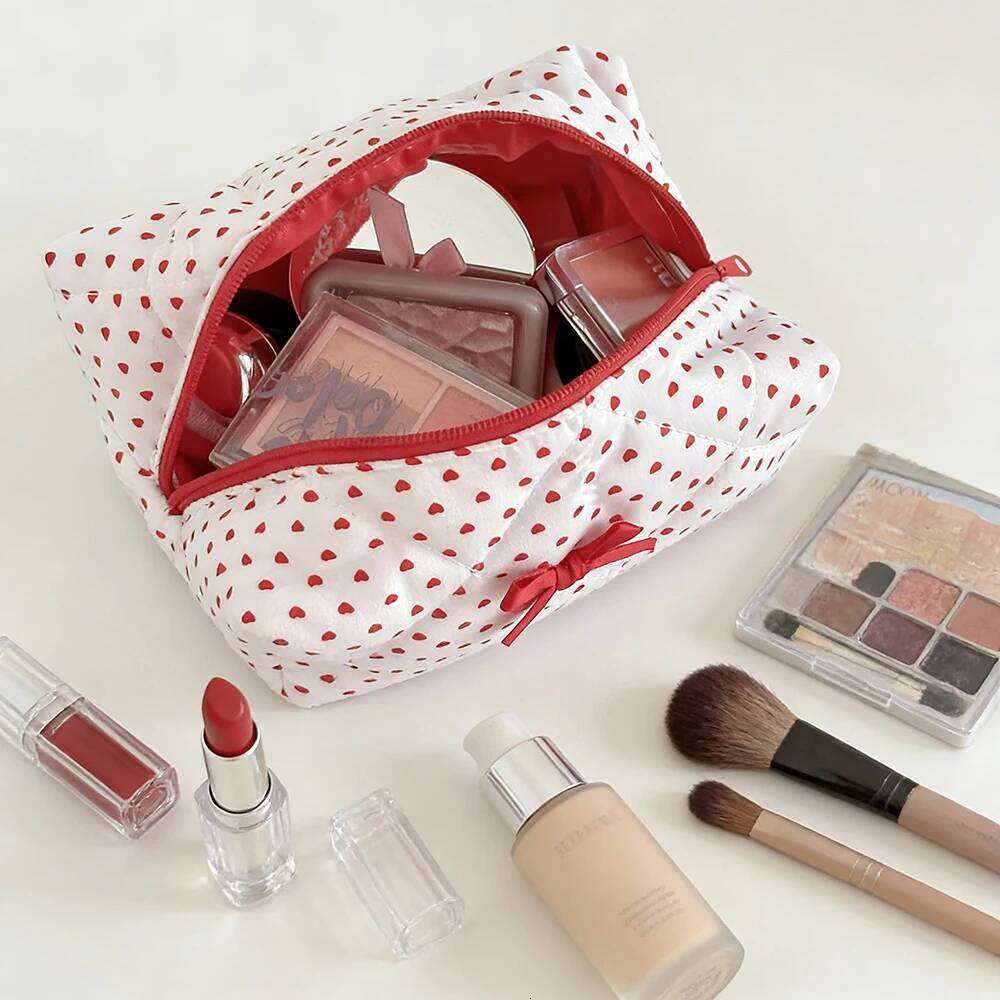Red Heart Pouch Hand Ladies Cosmetic Woman Pencil Cases Toilet Make Up Organizers Storage Cute Small Makeup Bag Y260206