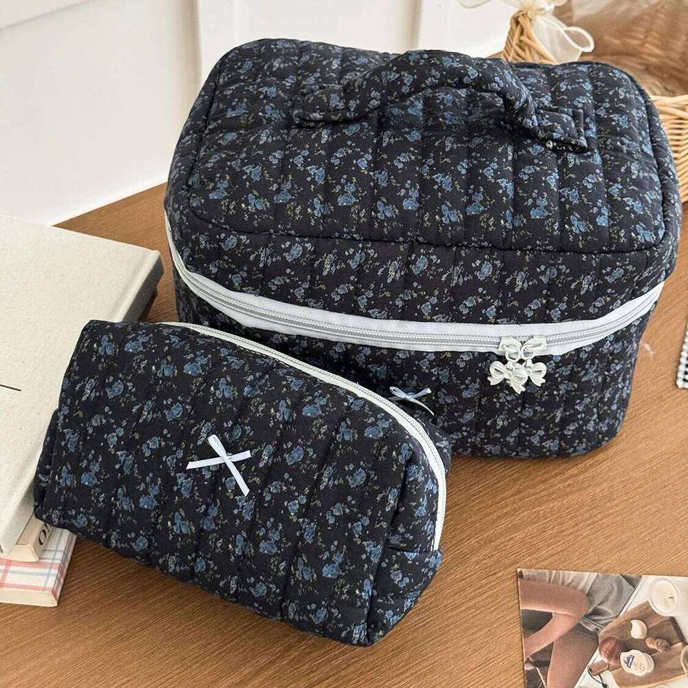 Black White Personality Women Makeup Large Capacity Blue Flower Cosmetic Storage Pouch Handbag Ladies Toiletry Zipper Bag Y260206