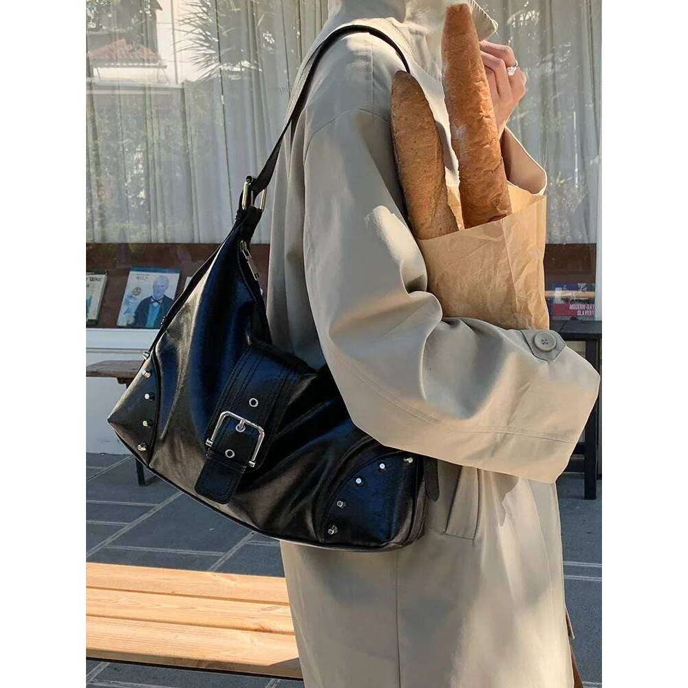 2026 new retro rivet shoulder crossbody armpit bag, fashionable and casual women's daily commuting bag Y260204