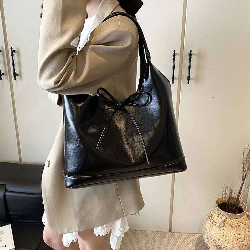 Korean Style Bow Decorated Niche PU Tote New Spacious Underarm Crossbody Bags Commuter Versatile Hand Carry Shoulder Bag Y260205