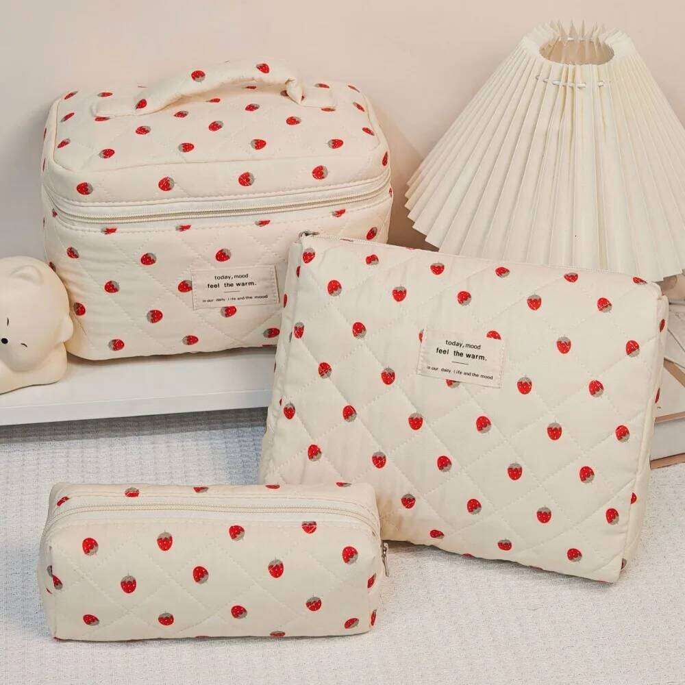Large Capacity Women Strawberry Makeup Storage Fashion Ladies Quilting Pouch Handbag Portable Tote Cosmetic Zipper Bag Y260206