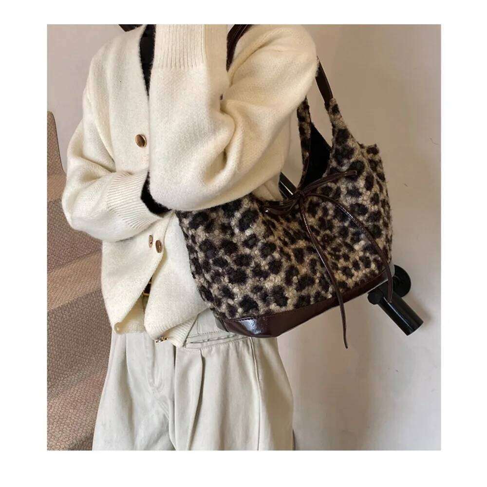 Retro Leopard Print Underarm 2025 Autumn and Winter New Hair Large Capacity Commuter Tote Shoulder Fashion Design Luxury Bag Z260207 - view 7