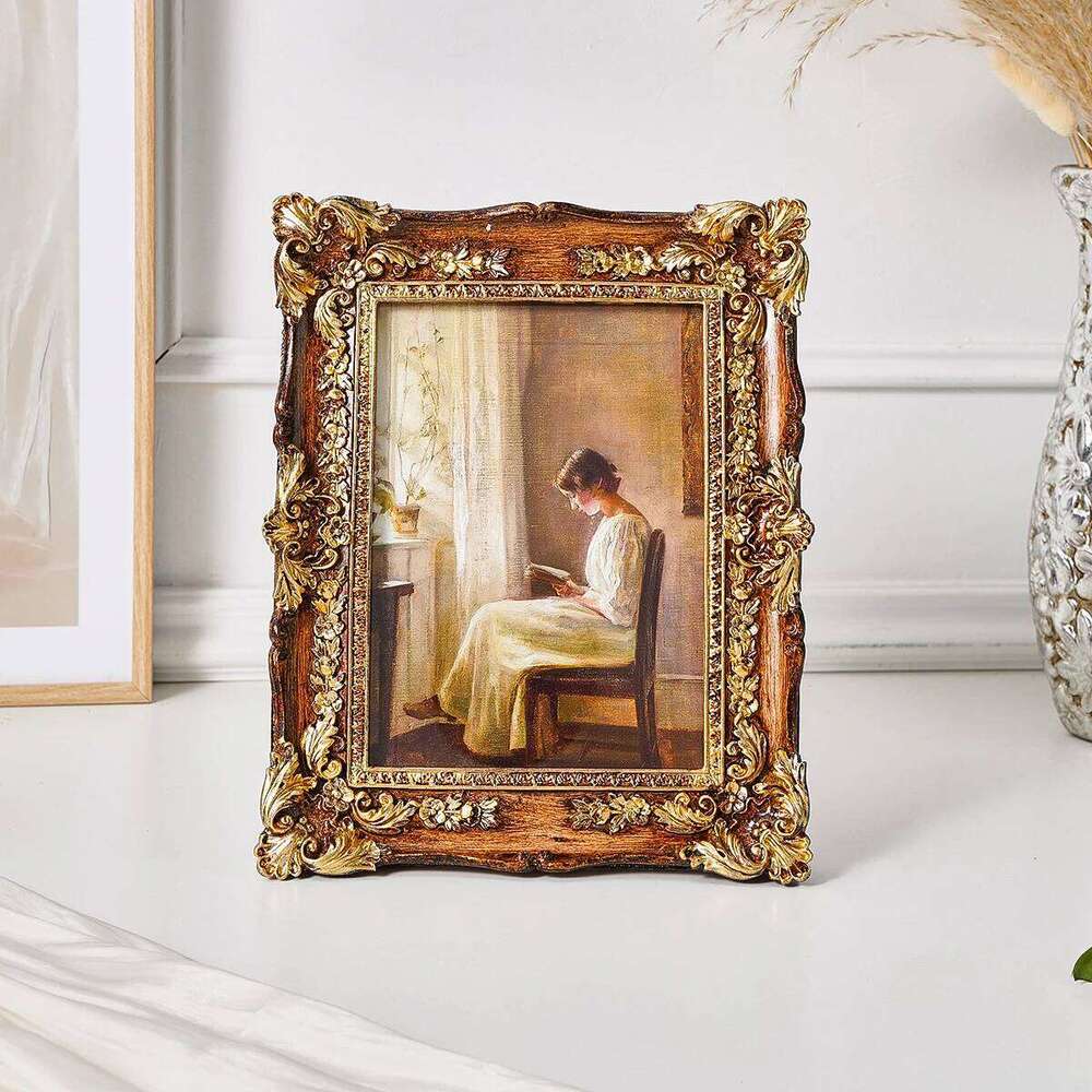 1PC, photo display made of European retro resin with a three-dimensional patterned frame S260205