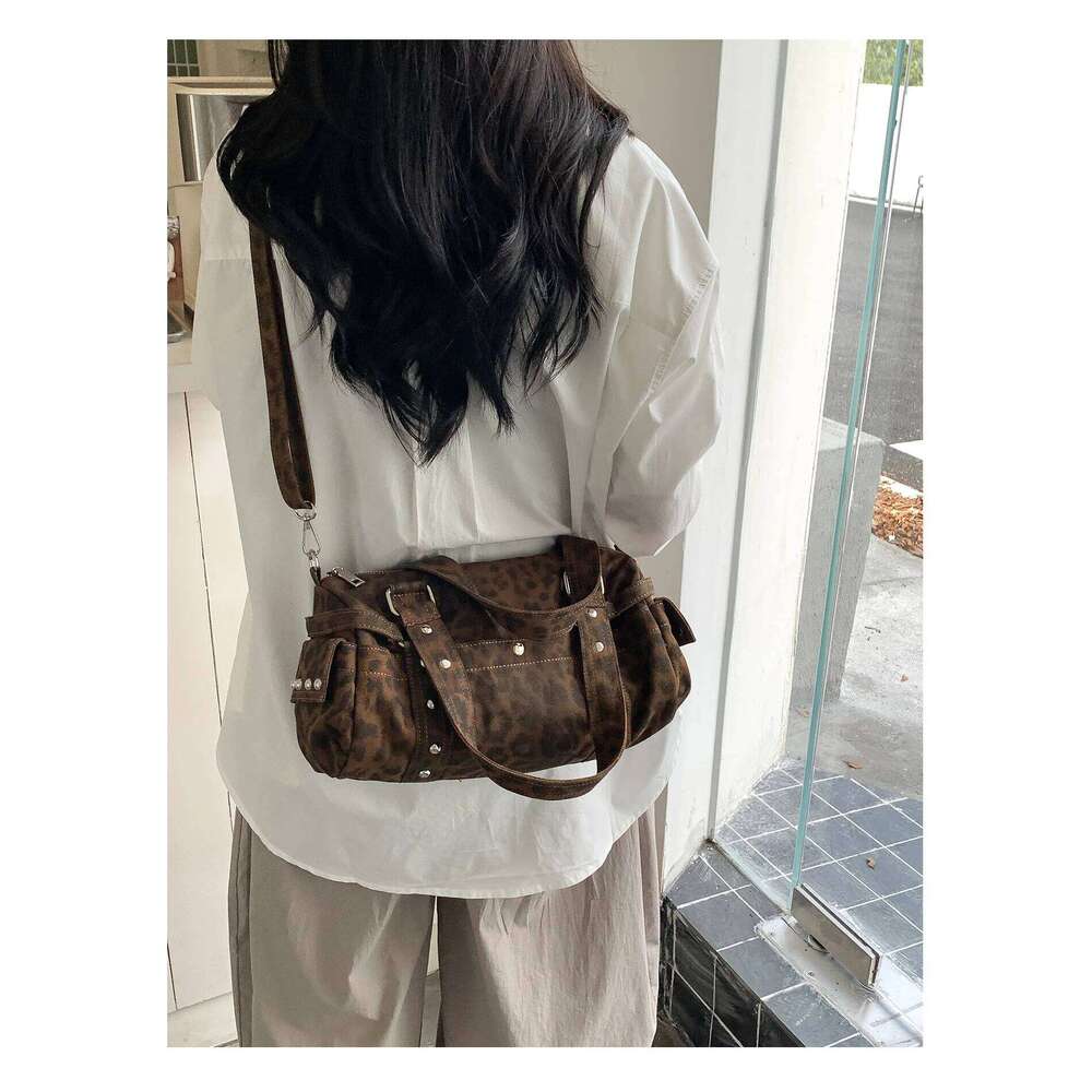 Vintage leopard rivet motorcycle handbag barrel shaped Boston Casual Messenger Bags for female Shoulder Bag Fashion ladies totes Y260205