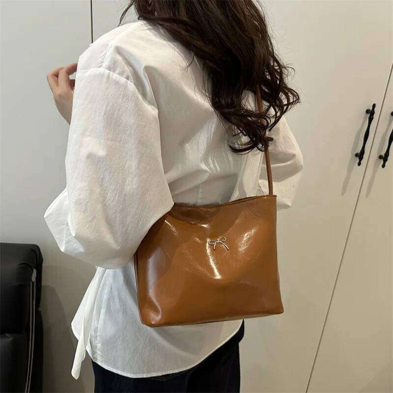 Casual Bow Pu Shoulder Bags for Women Large Capacity Commuter Ladies Messenger Bag Simple Girls Handbags Tote with Plush Pendant Y260205