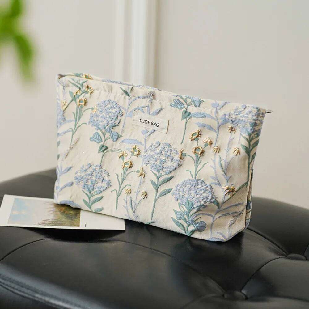 Fashion Large Capacity Makeup Floral Embroidered Cream Color Cosmetic Zipper Toiletries Skincare Storage Bag Women Y260206
