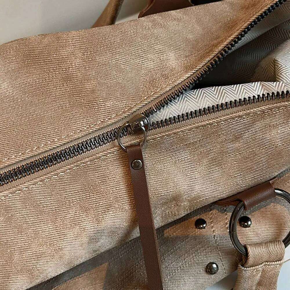 PU Leather Rivet Shoulder Bags Retro American Fashion Design Locomotive Style Underarm Bag Solid Color Large Capacity Y260205