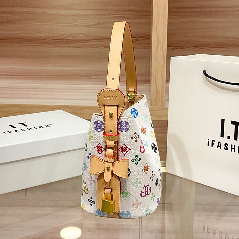 2026 New Factory Old Flower European and American Nurse Bag Women's Single Shoulder Underarm Bucket Bag European Station Internet Celebrity Versa