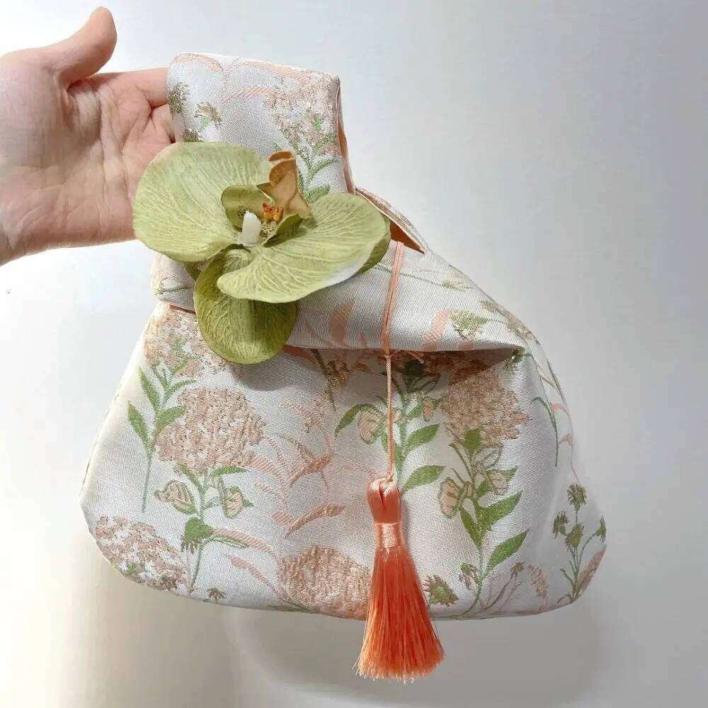 Storage Bags Cosmetic Temperament New Chinese Style Handbag Cheongsam Accessories Tassel Knot Wrist Bag Small Item Pouch