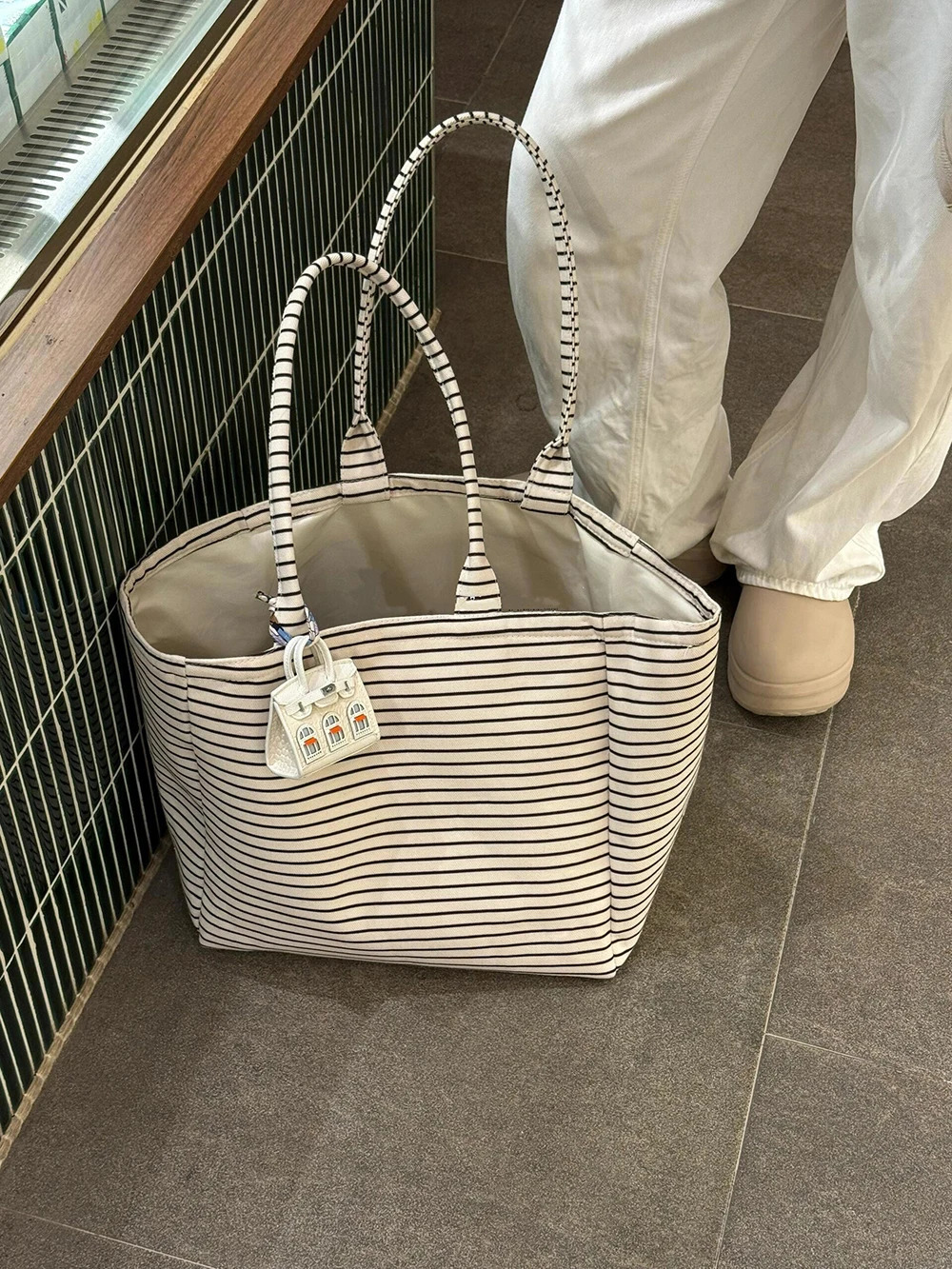 Womens White Large Capacity Stripe Tote Bag Summer Versatile Casual Crossbody Underarm Bag for Everyday Use Students Bookbags 260123