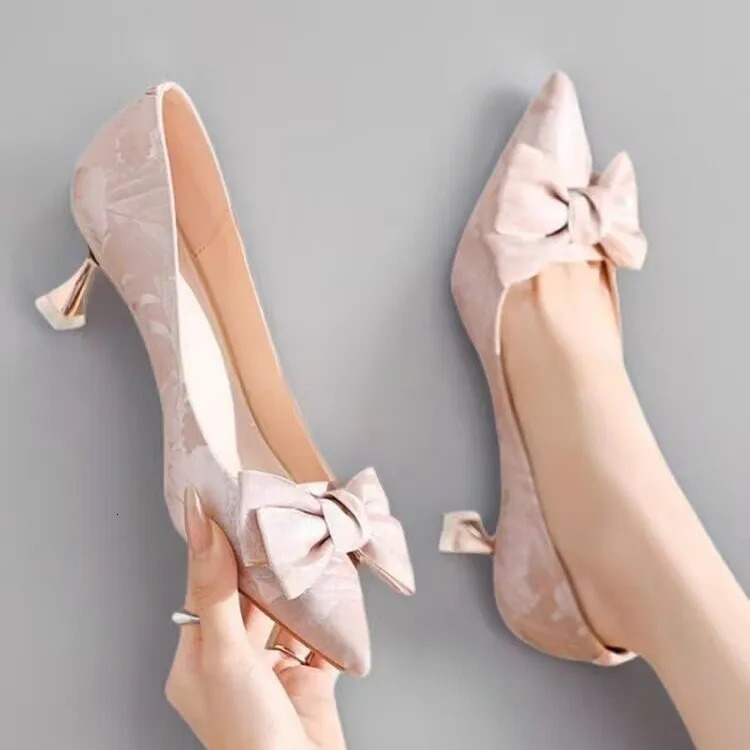 French highheeled womens 2025 autumn Chinese thinheeled pink nontiring bridesmaid shoes single 260208