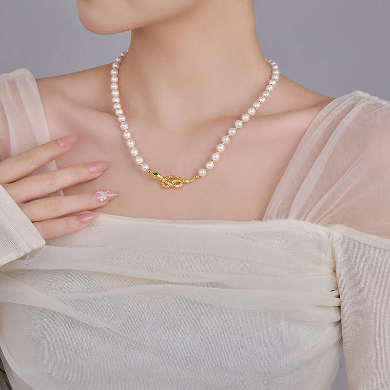 Fashionable twisted snake-shaped necklace for women, versatile, high-end design, light luxury style, French aurora pearl choker, trendy