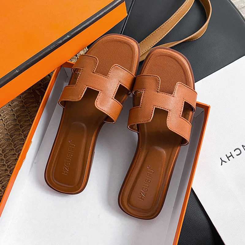 Summer fashion and versatile flat flip flops beach tourist slippers are worn by women