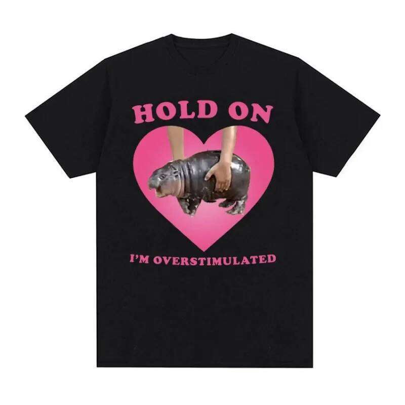 Moo Deng Hold on I'm Overstimulated Pink Heart Baby Hippo Funny Meme T Shirt Women Vintage Harajuku T-shirt C260207