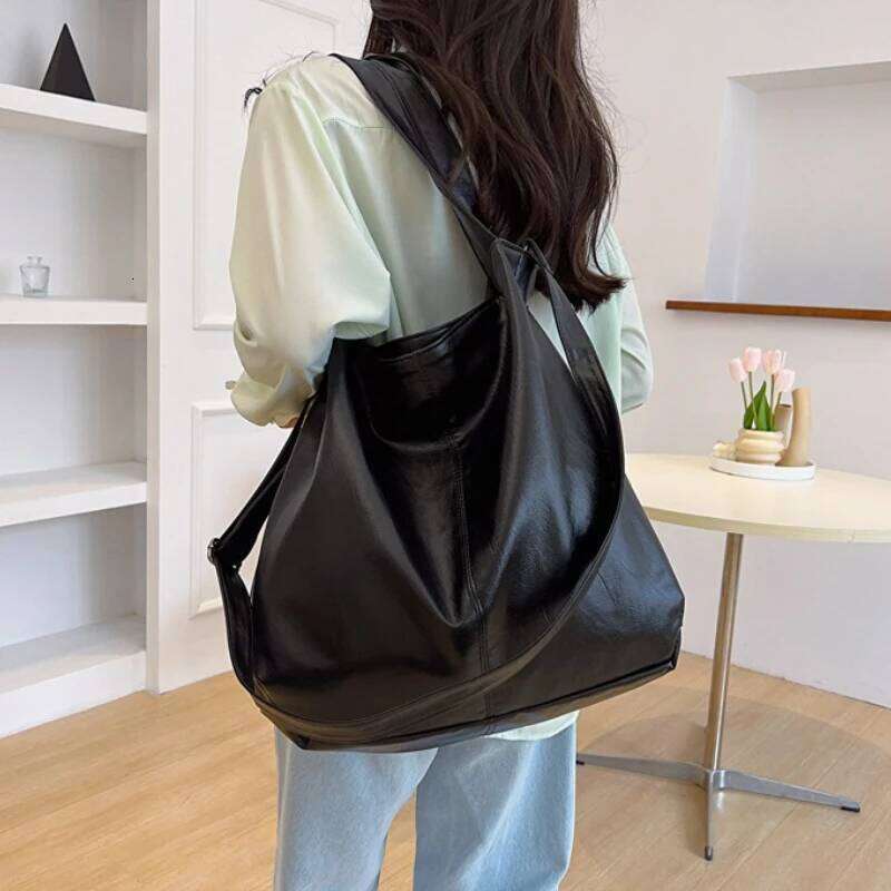 2025 New Fashion Women's PU Soft Leather Tote Large Capacity Retro Shoulder Commuter Crossbody Shopping Bag C260207