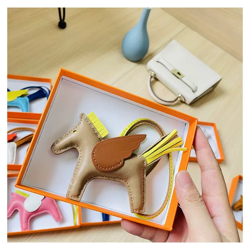Rodeo Pegase Designer Leather Keychains Men Women Horse Bag Charm Keyring Lovers Key Ring Jewelry