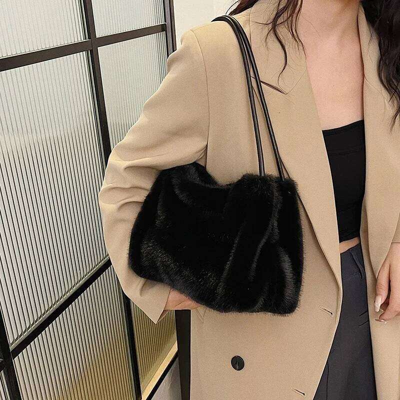 NEW Autumn Winter Plush Handbag Versatile Solid Color Crossbody Shopping Bag Women New Design Chain Messenger Bags C260207