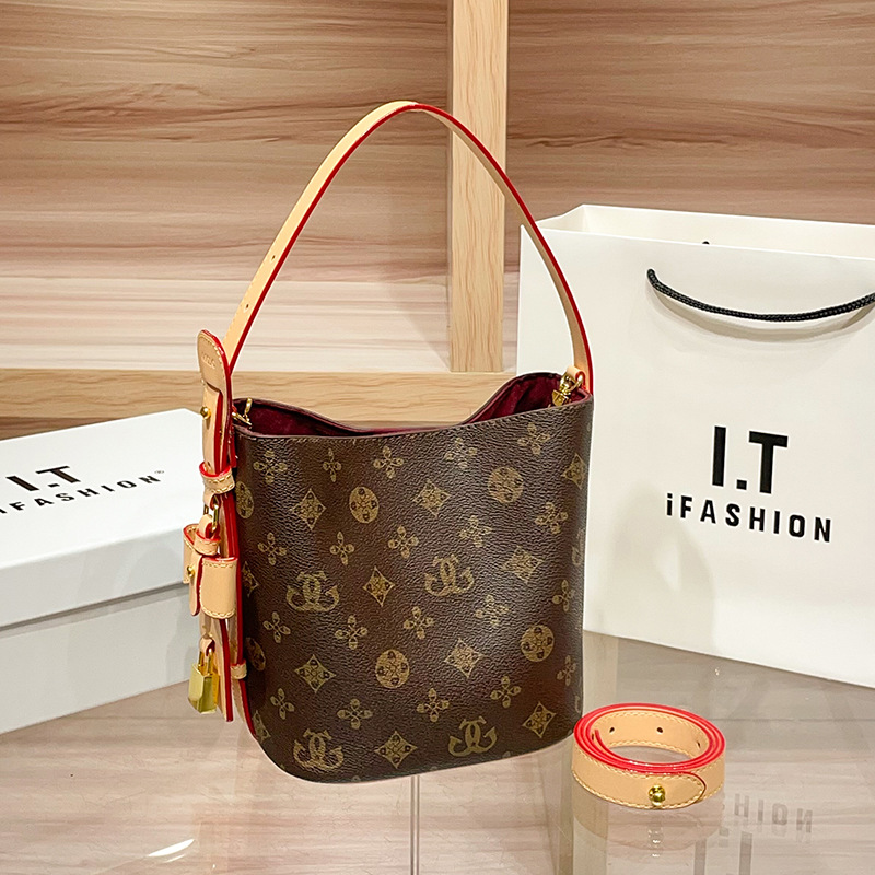 2026 New Factory Old Flower European and American Nurse Bag Women's Single Shoulder Underarm Bucket Bag European Station Internet Celebrity Versa