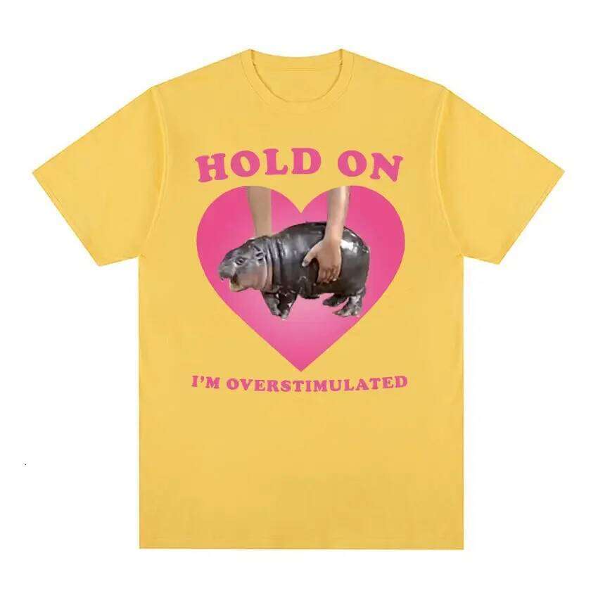 Moo Deng Hold on I'm Overstimulated Pink Heart Baby Hippo Funny Meme T Shirt Women Vintage Harajuku T-shirt C260207