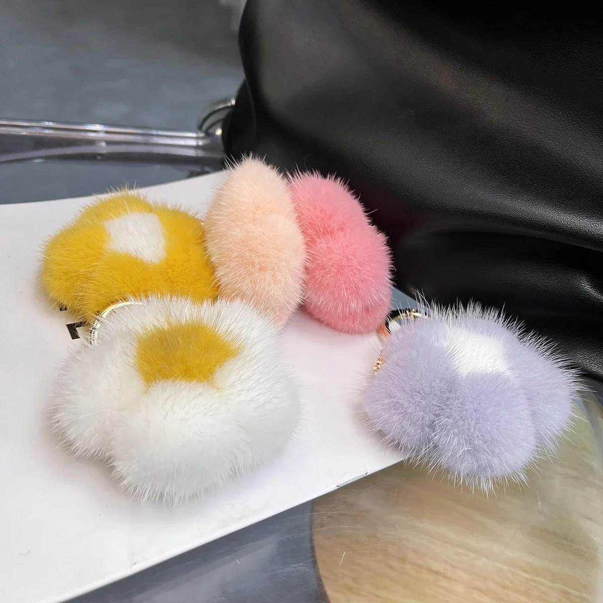 Cute Real Mink Hair Small Flower Keychain Bag Purse Car Key Ring Pendant Fashion Natural Mink Fur Keychain Style Gifts 260107
