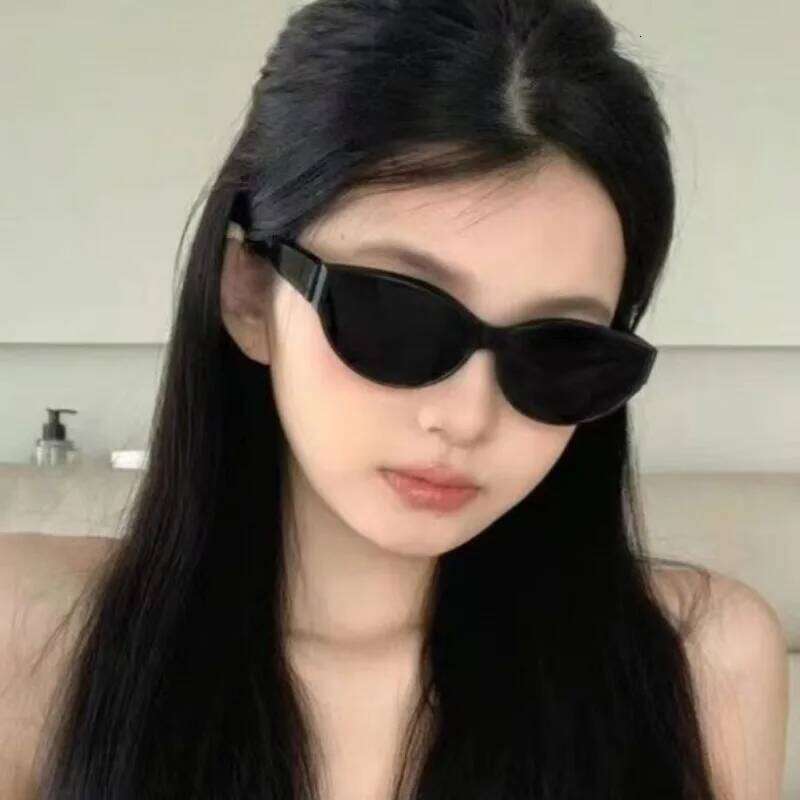Fashion Black Small Frame Cat Eye Sunglasses Women Outdoor Driving Sunshade Eyeglasses Men UV Protection Eyewear UV400 Glasses Y260207
