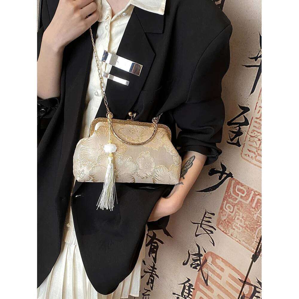 2026 Chinese Embroidered Shoulder Elegant Handbag Vintage Small Square Bag Wedding Banquet Luxury Women's Evening Dress Hand
