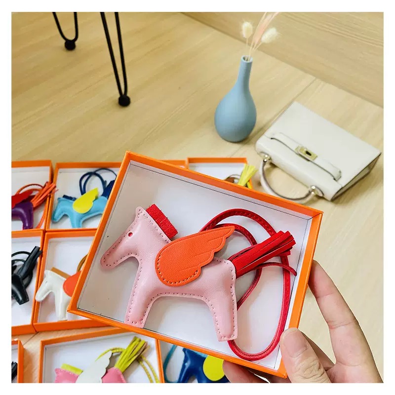 Rodeo Pegase Designer Leather Keychains Men Women Horse Bag Charm Keyring Lovers Key Ring Jewelry