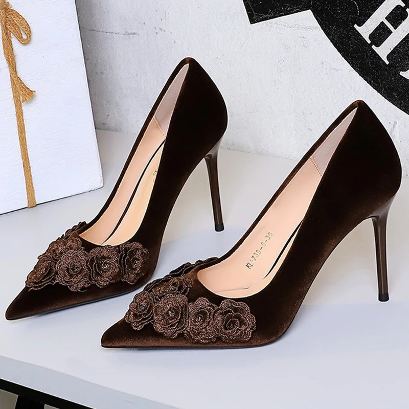 9CM Fashion Flower n Women High Heels Retro Suede Wedding Shoes Party Club Stiletto Chinese Style Pumps Tacones 260208