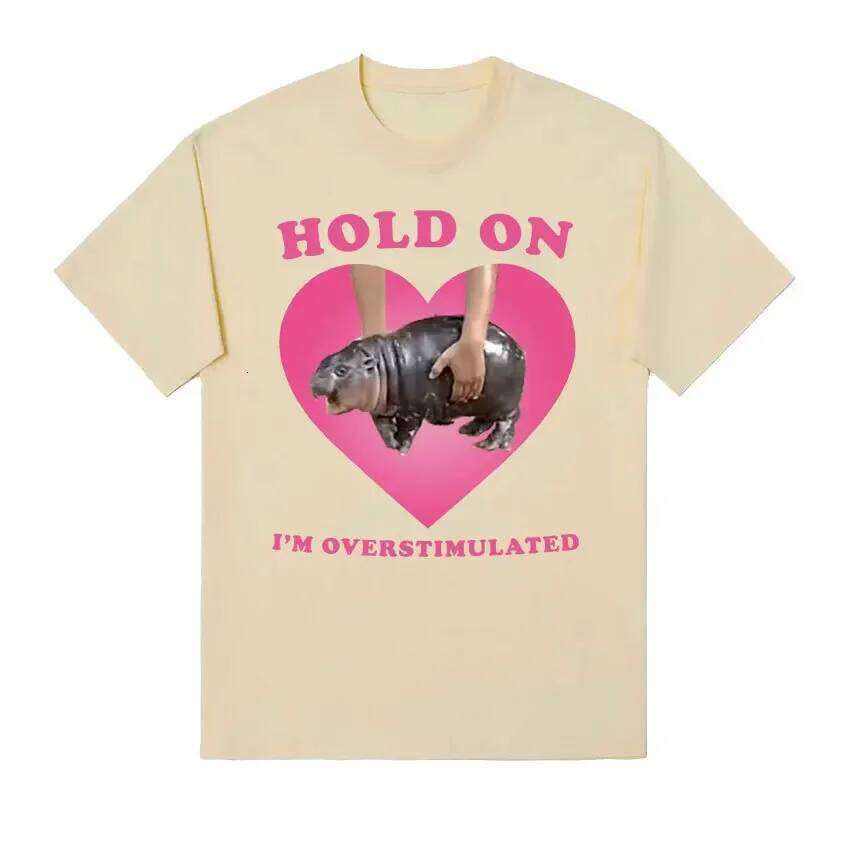 Moo Deng Hold on I'm Overstimulated Pink Heart Baby Hippo Funny Meme T Shirt Women Vintage Harajuku T-shirt C260207