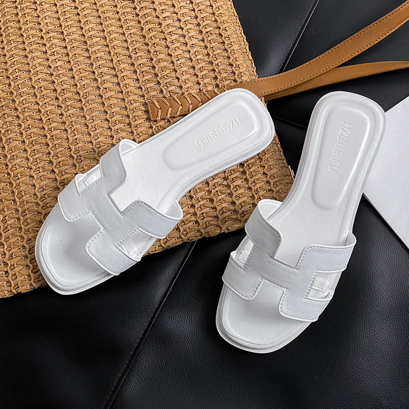 Summer fashion and versatile flat flip flops beach tourist slippers are worn by women