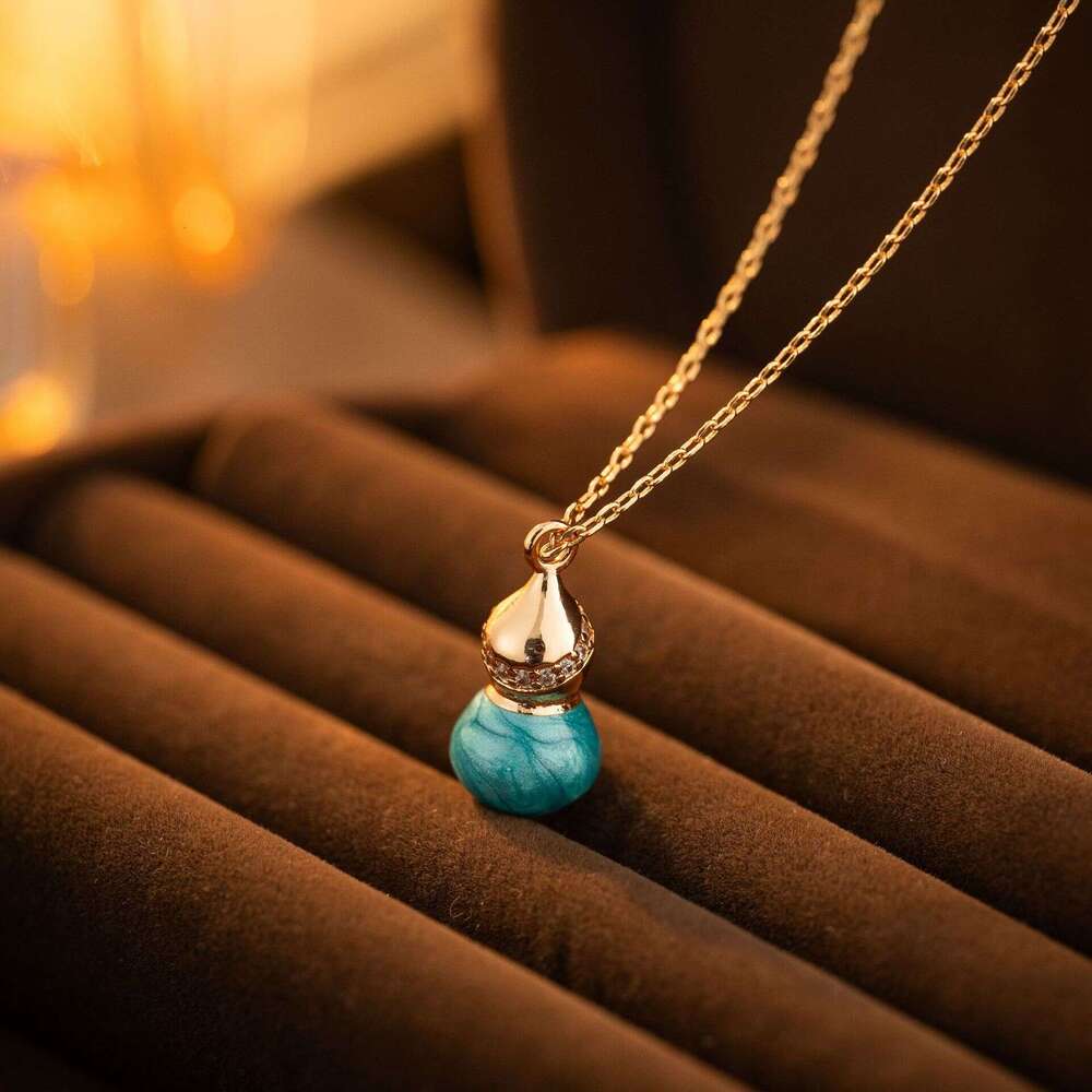 New oil-drip gourd pendant necklace and earrings high-end, stylish, light luxury collarbone chain, commuter choker