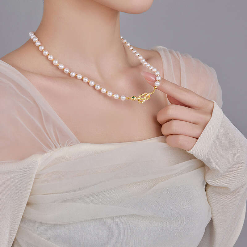Fashionable twisted snake-shaped necklace for women, versatile, high-end design, light luxury style, French aurora pearl choker, trendy