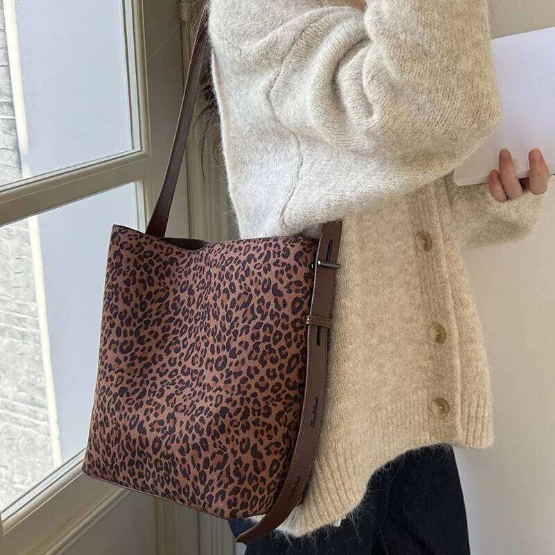 2025 New Autumn/Winter Retro Suedette Crossbody Large Capacity Shoulder Fashion Daily Commuter Women's Bag C260207