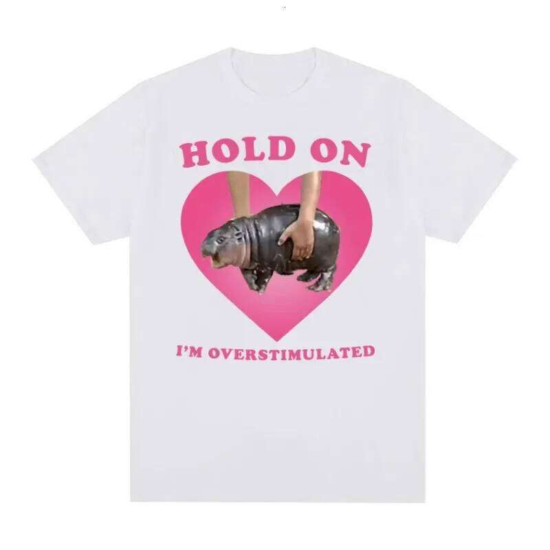 Moo Deng Hold on I'm Overstimulated Pink Heart Baby Hippo Funny Meme T Shirt Women Vintage Harajuku T-shirt C260207