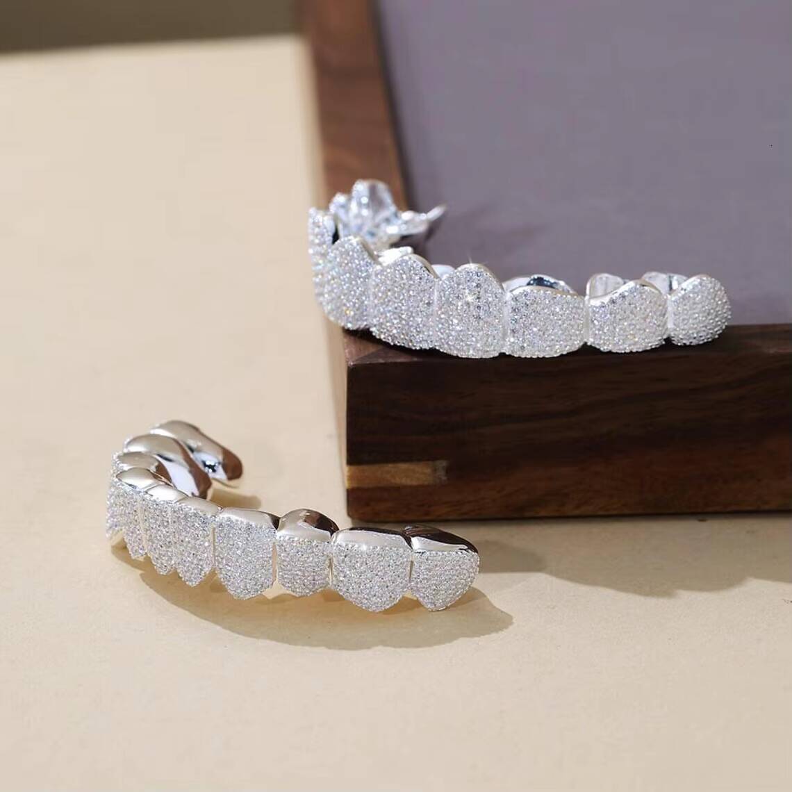 Luxury Silver Plated Iced Out Moissanite Round Brilliant Cut Grillz Set for Unisex Hip Hop Teeth Statement Design Party