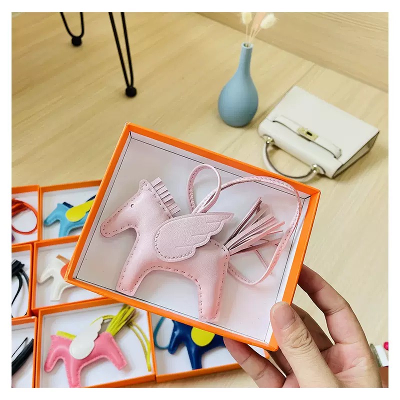 Rodeo Pegase Designer Leather Keychains Men Women Horse Bag Charm Keyring Lovers Key Ring Jewelry