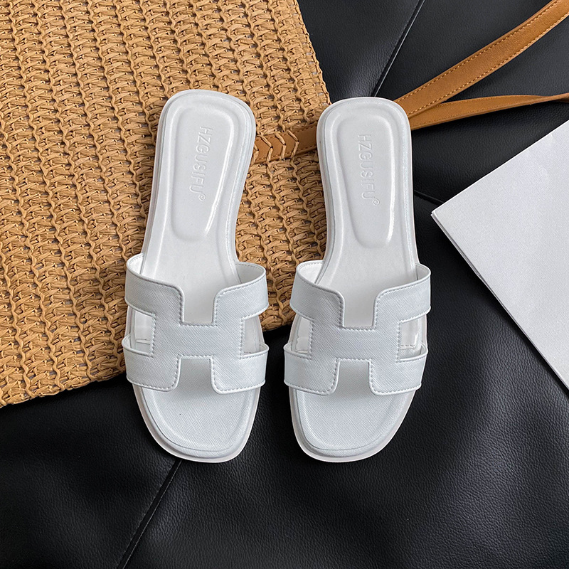 Summer fashion and versatile flat flip flops beach tourist slippers are worn by women