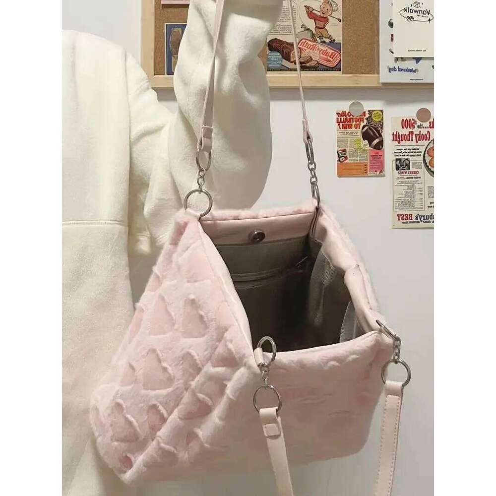 Sweet Love Heart Purse Women's Furry Tote Bags Winter Fashion Ladies Faux Fur Handbags Elegant Female Soft Plush Shoulder Bag C260207