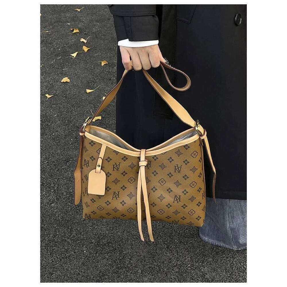 Winter Popular 2026 New Light Luxury Retro Printed Armpit Tote Women's Large-capacity Versatile Commuter Messenger Bag C260207