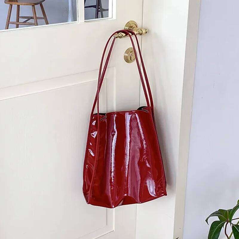 Vintage Style Shoulder Bags for Women Patent Leather Two-shoulder High Capacity Handbag Purse Lady Fashion Underarm Bag C260207