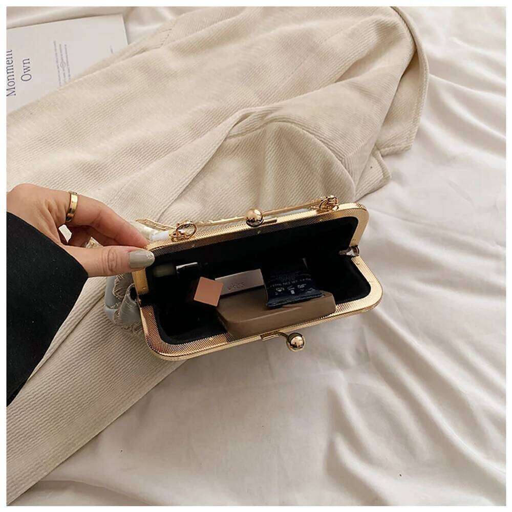 2026 Chinese Embroidered Shoulder Elegant Handbag Vintage Small Square Bag Wedding Banquet Luxury Women's Evening Dress Hand
