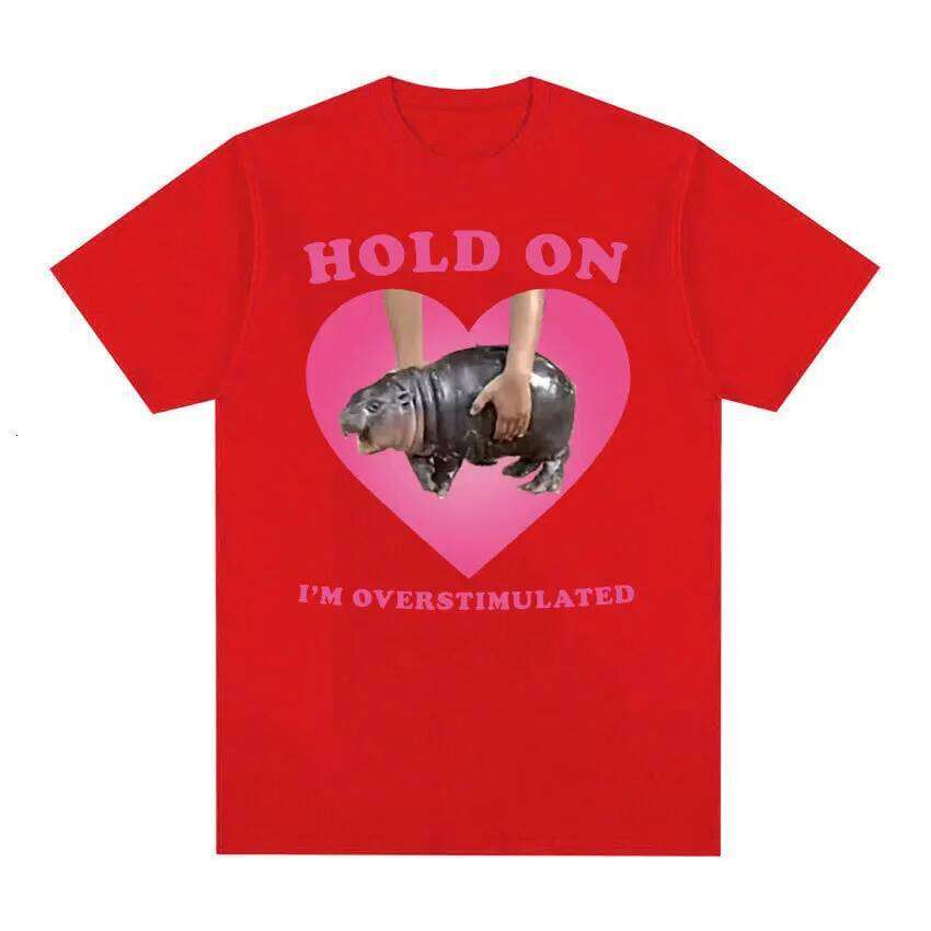 Moo Deng Hold on I'm Overstimulated Pink Heart Baby Hippo Funny Meme T Shirt Women Vintage Harajuku T-shirt C260207